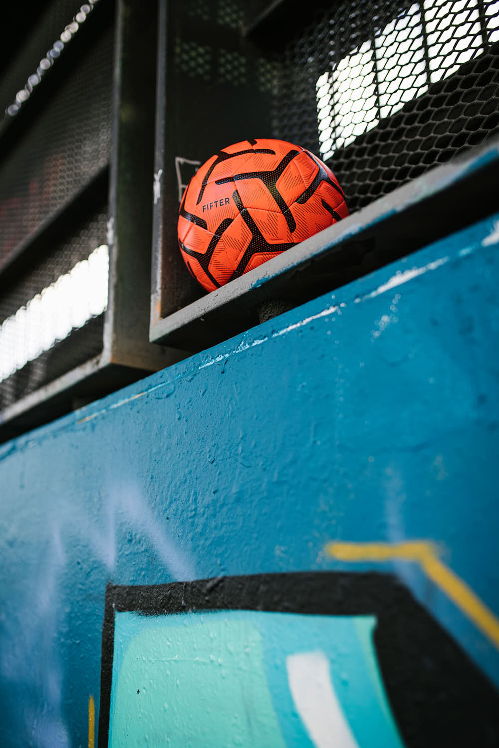 Photo d'un ballon de foot entouré de graffiti réalisé à Saint-Étienne (42)
